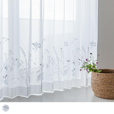 素朴な草花を裾いっぱいに刺繍しました ＜ジル オフホワイト＞