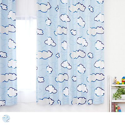 さわやかな青空にイラストタッチの雲が浮かぶ1級遮光カーテン <スカイ スカイブルー>