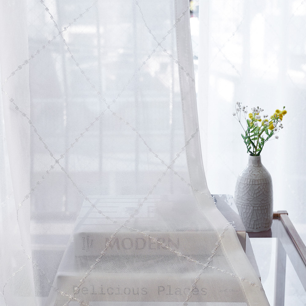 ミラーレースカーテン 控えめな美しさが続く、ダイヤ柄刺繍のファブリーズレースカーテン ＜ジェラル ホワイト＞
