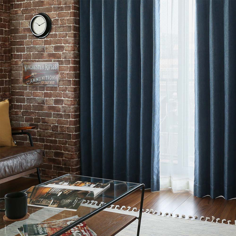 インダストリアルインテリアのレンガの壁に似合う完全遮光カーテン