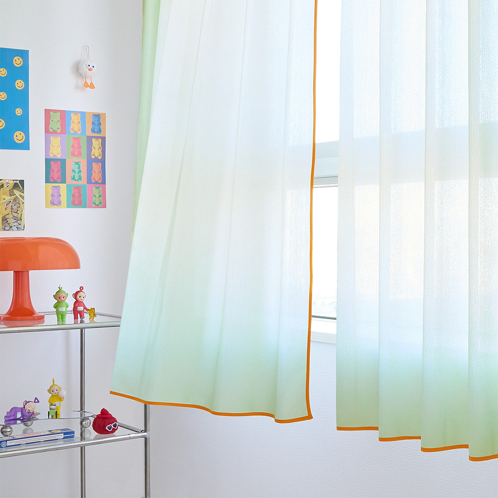 韓国風ポップインテリアに似合うカラフルなレースカーテンと窓辺