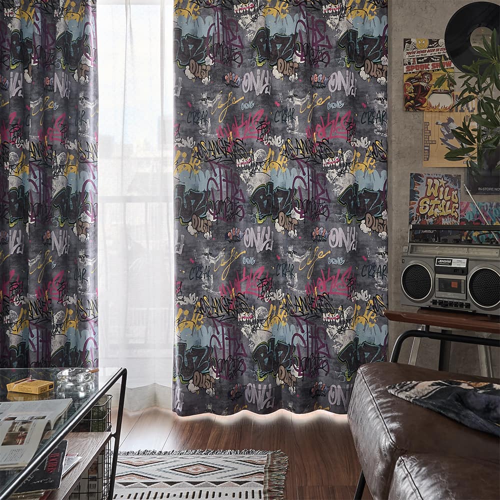 描かれた痕跡が、空間になる。グラフィティデザインカーテン