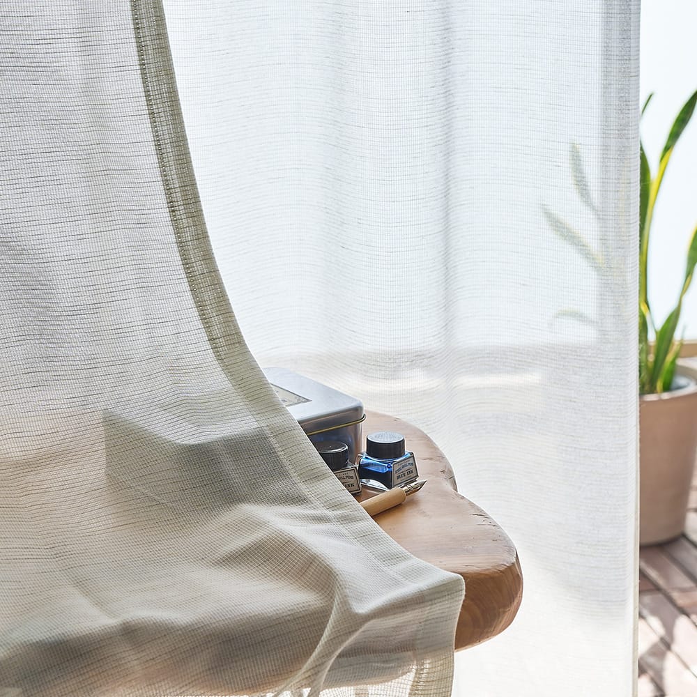 インダストリアルなインテリアに似合うネップの入ったレースカーテン