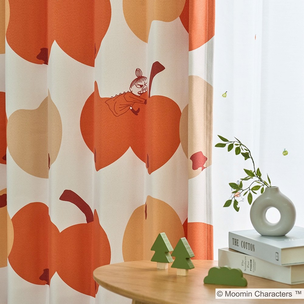 【ムーミン】2・3級遮光カーテン リトルミイが、ガブリ!とりんごにかじりつくデザインが可愛らしい遮光カーテン <リンゴガブリ>