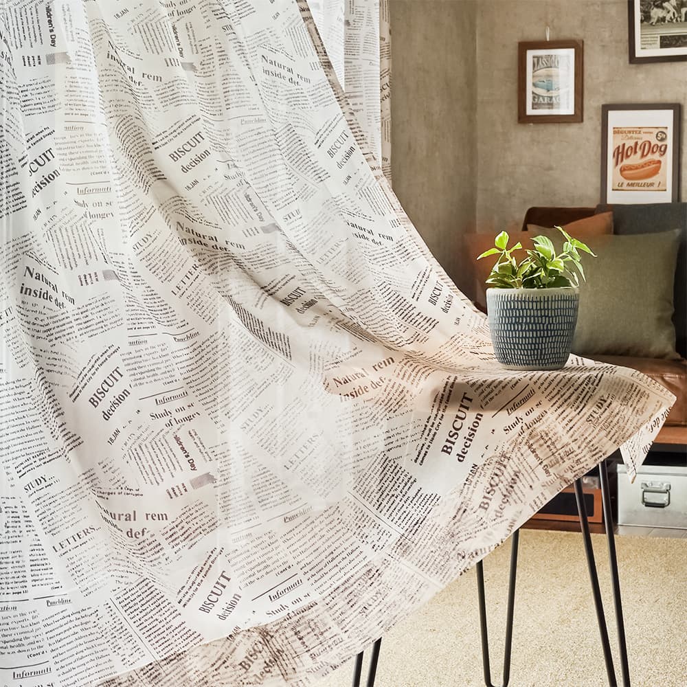 インダストリアルなインテリアに似合う新聞紙デザインのカーテン
