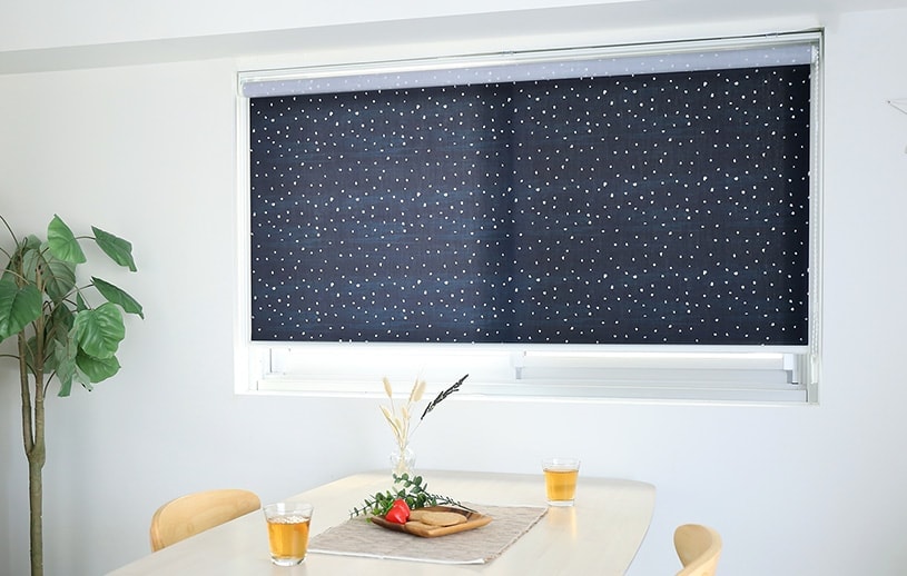 ロールスクリーン 日本一にも輝いた美しい星空を描いたおしゃれなロールスクリーン デザインファブリックコレクションオリオン 1cm刻みのカーテン パーフェクトスペースカーテン館