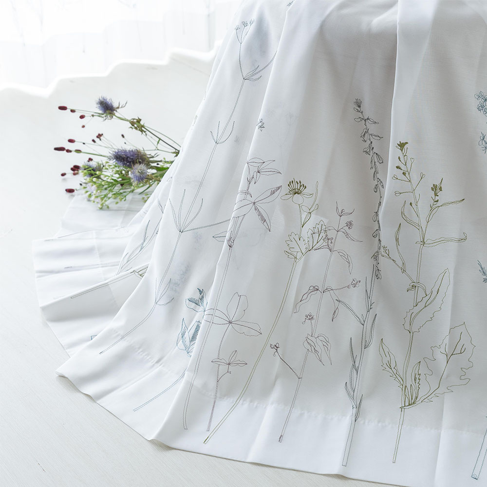 花柄 レースカーテン UVカット75%、素朴な草花を裾いっぱいに刺繍しま
