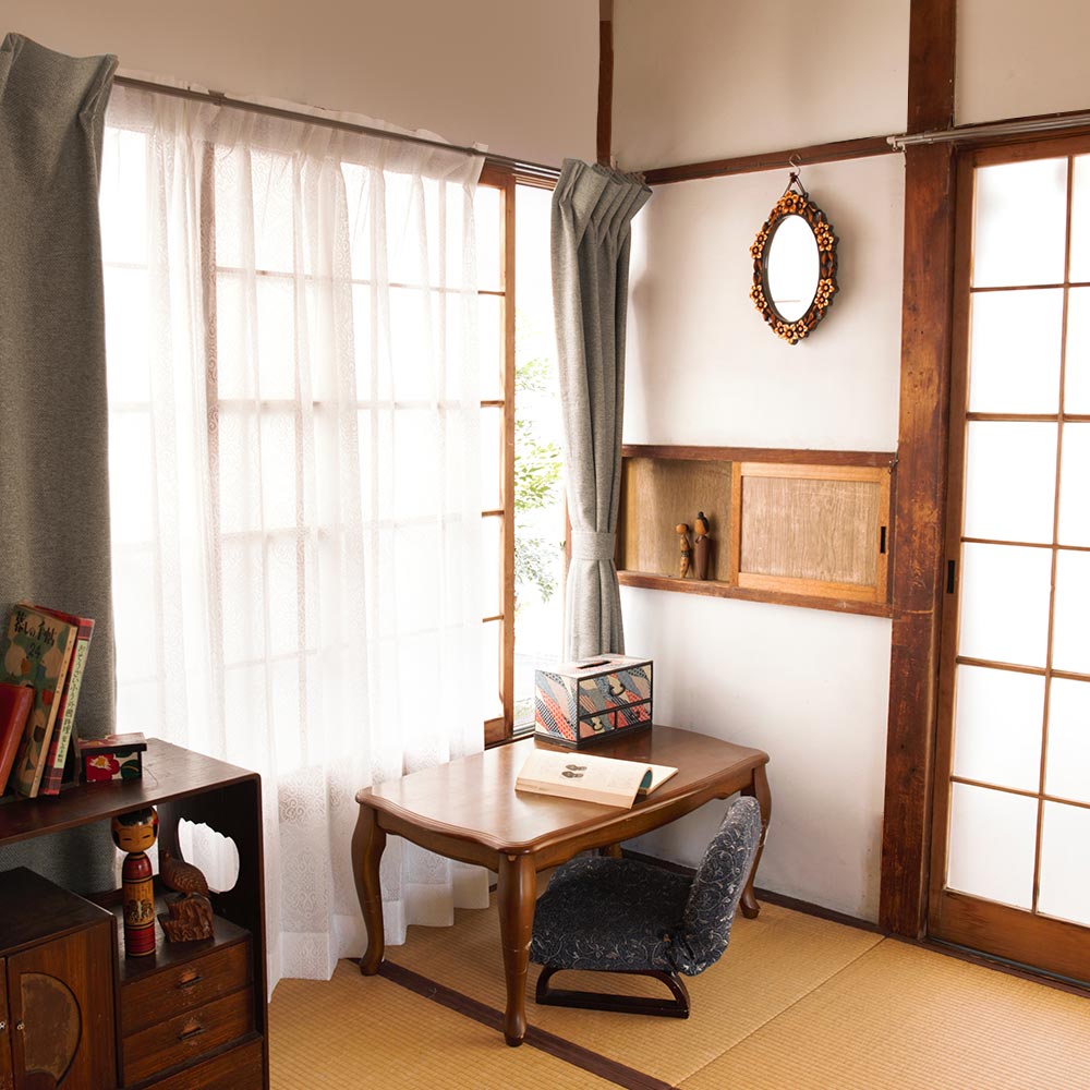 レトロ レースカーテン アンティークな雰囲気が、昭和レトロの部屋を