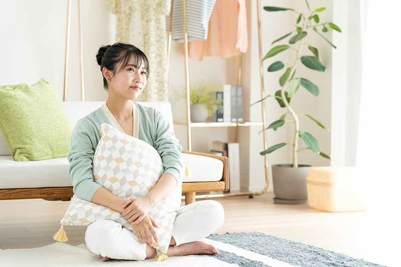 ラグに座る女性