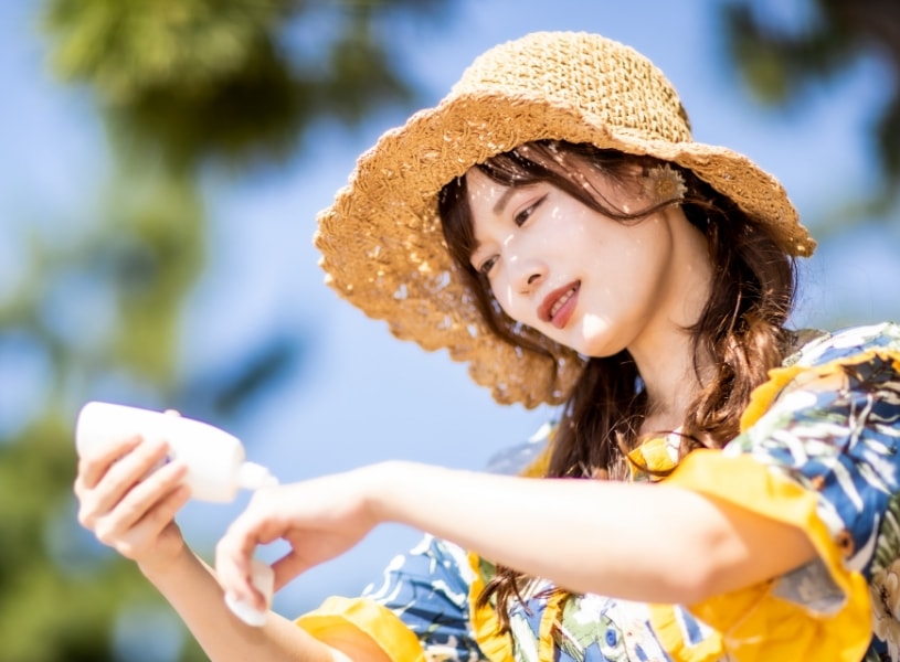 日焼け止めを塗りなおす女性