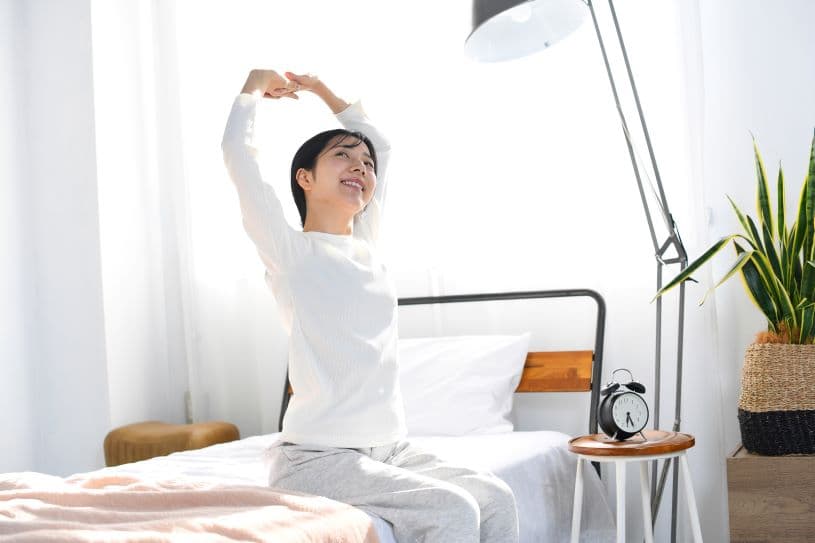快適な部屋にいる女性
