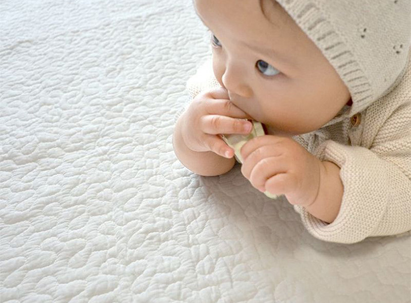 赤ちゃんも安心。洗濯機で丸洗いできる、コットン100%のイブルラグ<キルティ>