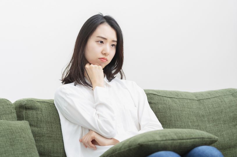 疲れて悩んだ様子の女性