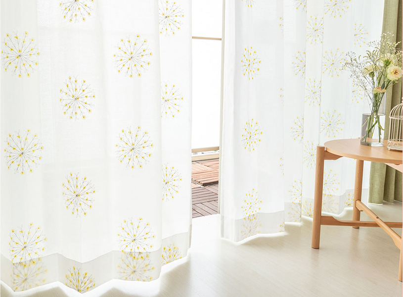 黄色い花模様が刺繍されたレースカーテン