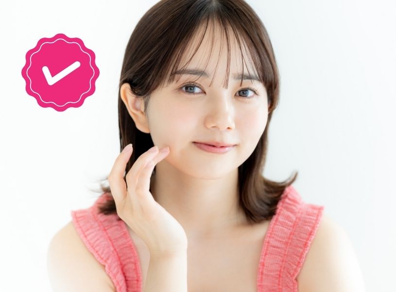 こちらを見つめる女性