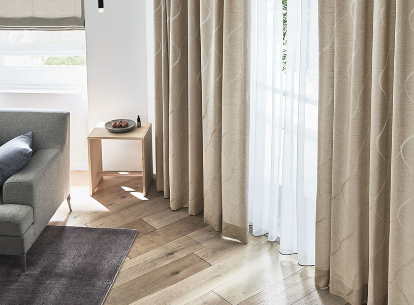 スラブ糸と光沢糸が織りなす、ウェーブデザインの非遮光カーテン ＜ブランウェーブ＞