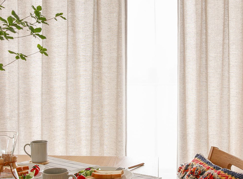 ミックス感のある生地がラフな暮らしに寄り添う非遮光カーテン＜ラグナ＞