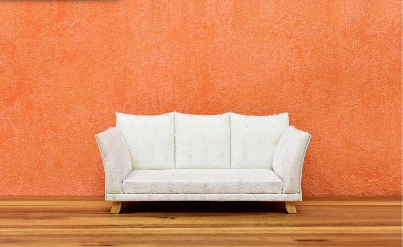 オレンジの壁とソファ