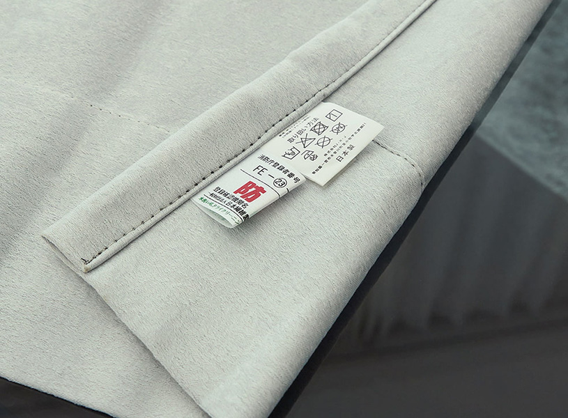 防炎ラベルがついたカーテンの裏側