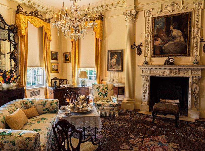 ヨーロピアンクラシックの邸宅。シャンデリアや花柄のソファ、装飾的な彫刻が施された内装が煌びやかで荘厳な雰囲気