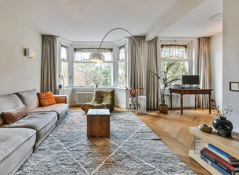 グレーやベージュを基調に、クラシックな家具やモダンな照明が調和するモダンクラシックな空間。