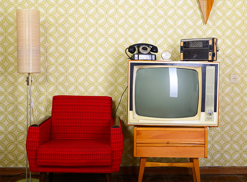 レトロな柄の壁紙とアナログテレビ