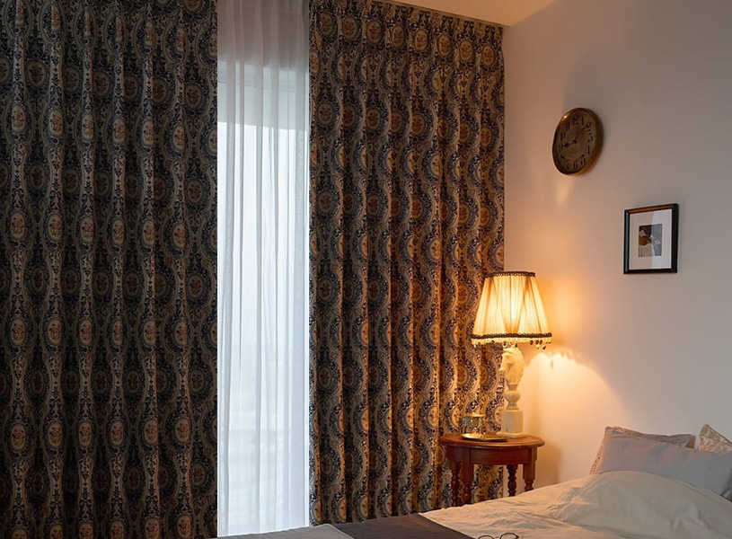 蒼いメダリオンとフレンチローズが織り成す、アンティーク調の【遮光裏地付き】カーテン ＜オペラハウス＞