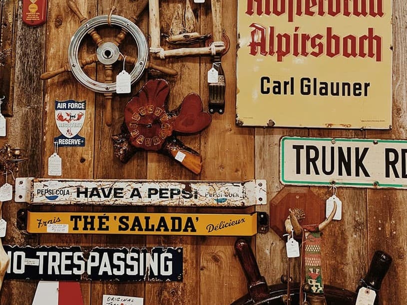 西海岸ヴィンテージインテリアと相性の良いサインボードのデコレーション