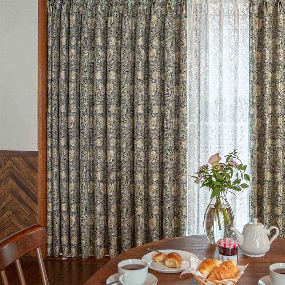 日本でも人気のピンパーネル(ルリハコベ)。シンメトリー(左右対称)に渦巻く花が美しいのジャガードカーテンは、モリス自身も愛用したデザインです。