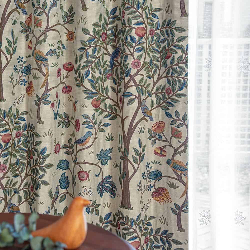 ケルムスコットの風景が、絵画の様にデザインされた美しいカーテン。実はモリスの誕生祝いとして妻と娘たちが贈った、実際の刺繍カーテンを元に誕生した思い出深いテキスタイルです。