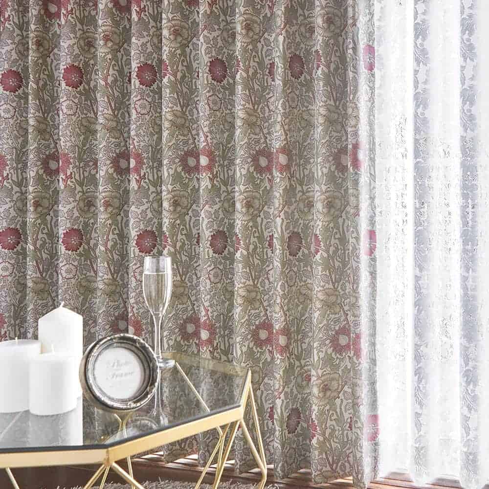 【ピンクアンドローズの『ピンク』とはカーネーションの事。バラとカーネーションをデザインした、華やかなウィリアム・モリスのジャガードカーテンをお楽しみください。
