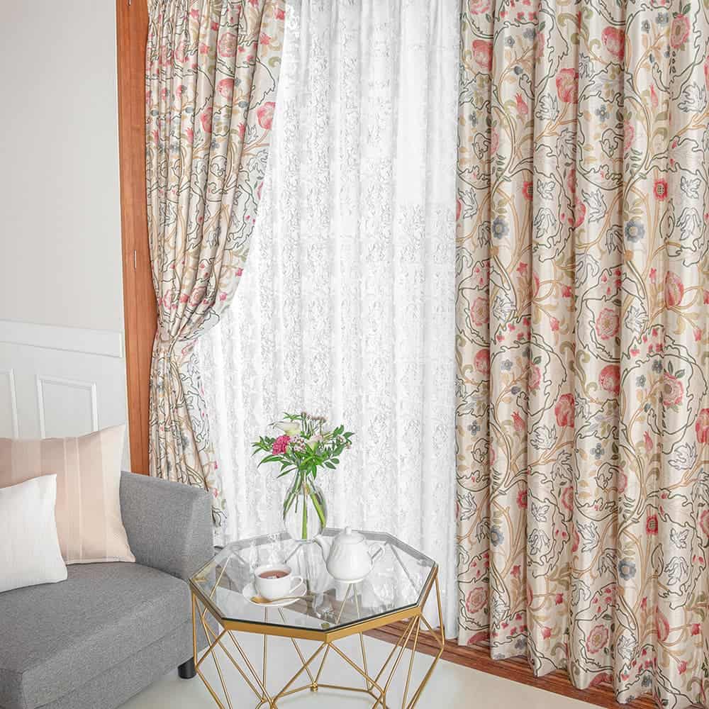 オーストラリアのマリーイザベル夫人のオーダーで作られた、美しい刺繍のデザインをカーテンに落とし込みました。モリスならではの、優雅な曲線をお楽しみください。