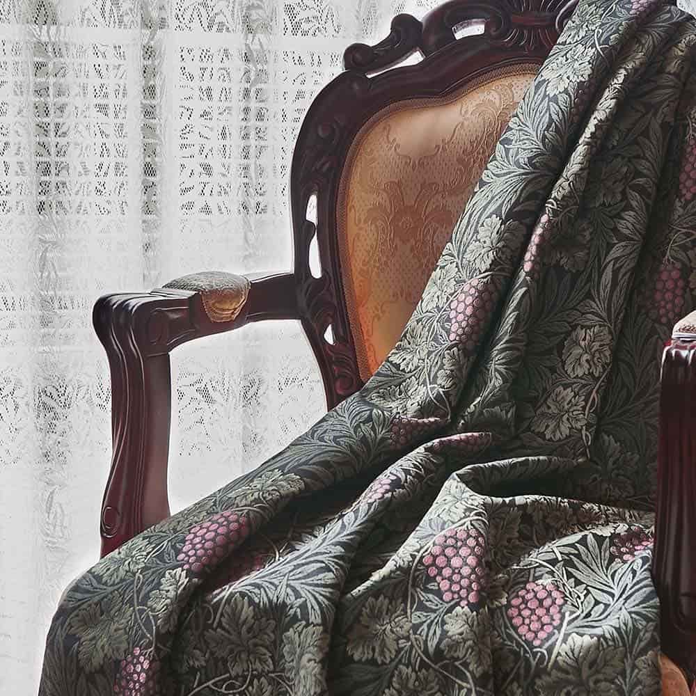 1874年にデザインされたウィリアム・モリスの壁紙のデザインをジャガード織で再現。瑞々しく美しい光沢の葡萄の柄が魅力的なジャガードカーテンです。