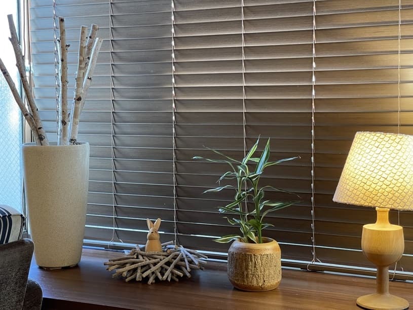 ブラインドをかけた出窓