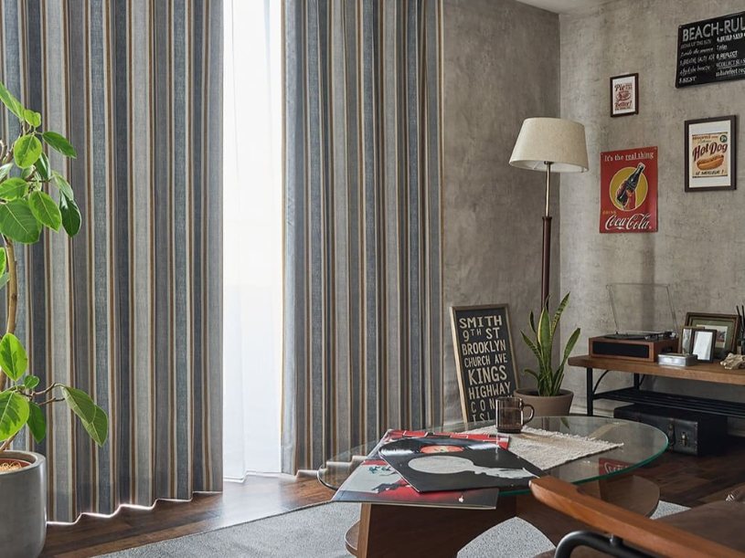 インダストリアルなインテリアに似合うストライプのカーテンを使ったリビング