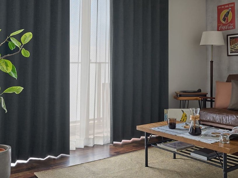 インダストリアルなインテリアに似合うカーテンを使ったリビング