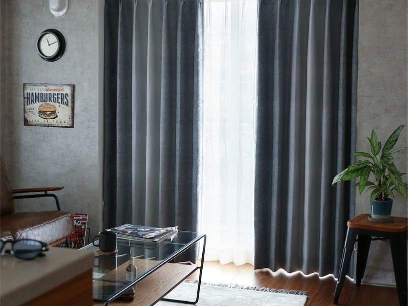 インダストリアルなインテリアに似合うグレーのカーテンを使ったリビング