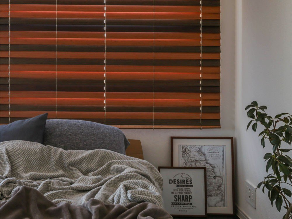 インダストリアルなインテリアに似合うウッドブラインドを使った寝室