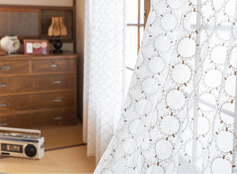 まんまるなお月様を並べたようなレトロモダンな刺繍レース ＜ムーン ホワイト＞