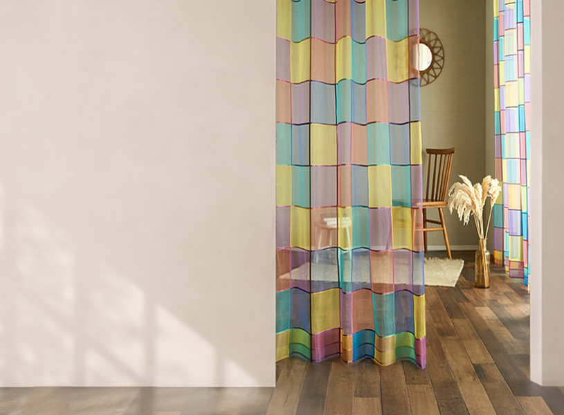 まるでレトロ喫茶店のステンドグラスみたい！カラフルなオパールプリントのカーテン ＜ステンドグラスレース＞