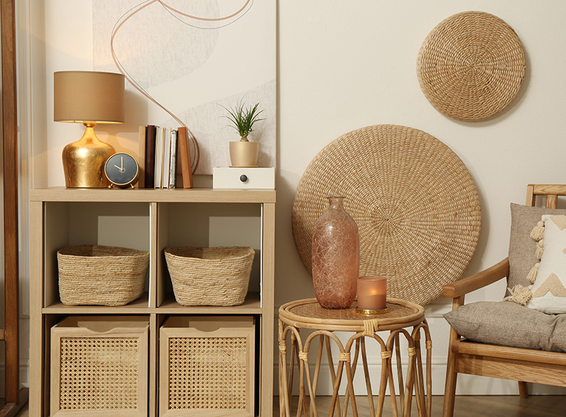 ラタンやゴールド、ファブリックの異素材ミックスなインテリアコーディネート