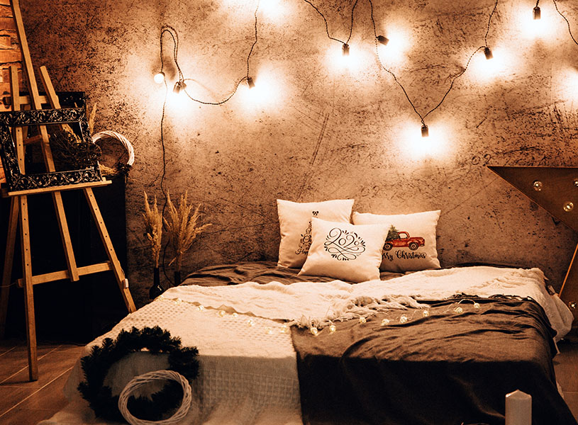 レトロなランプを飾り付けた、ヴィンテージ感漂うベッドルーム