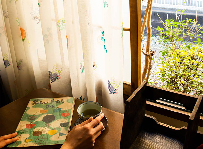 ファンタジーなお花たちを、色彩豊かに描いたボイルレースカーテン ＜フラワーポット ミックス＞