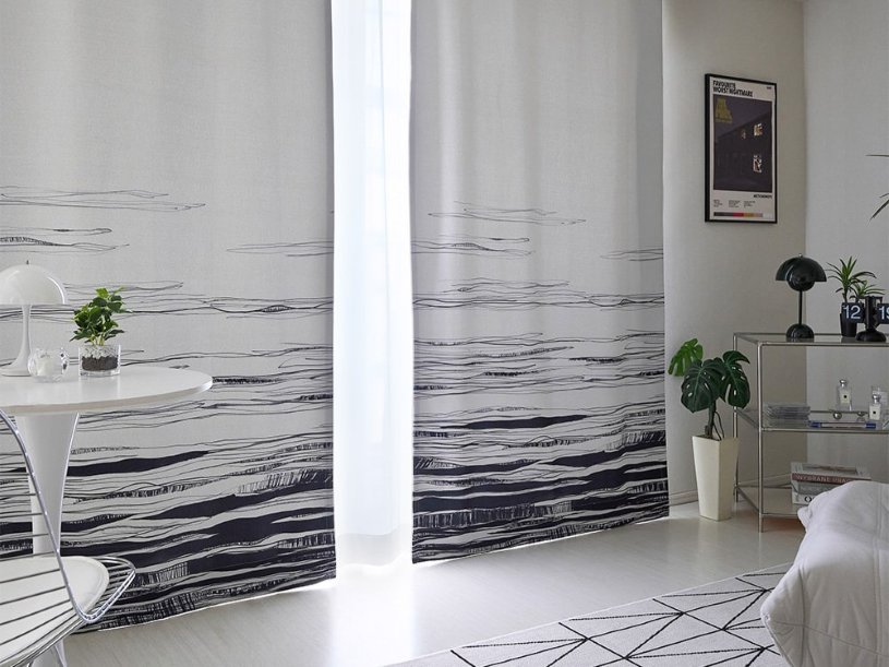 線の美しさで、空間を整える。モノクロアートな韓国風カーテン「静かなる地平」