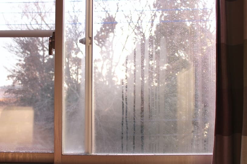 レースカーテンなしで、結露している窓