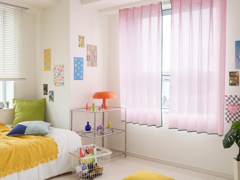 韓国風ポップインテリアに似合うカラフルなバイカラーのレースカーテンと雑貨