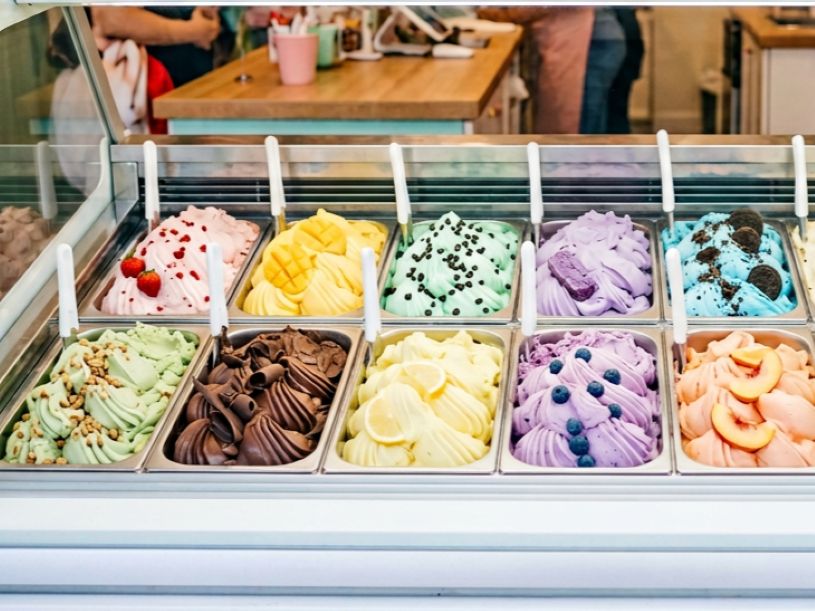 カラフルなアイスクリームのショーケースを正面から眺めている