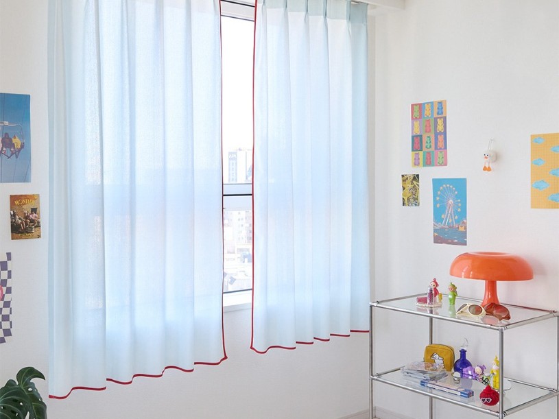 韓国風ポップインテリアに似合うカラフルなバイカラーのレースカーテンと雑貨