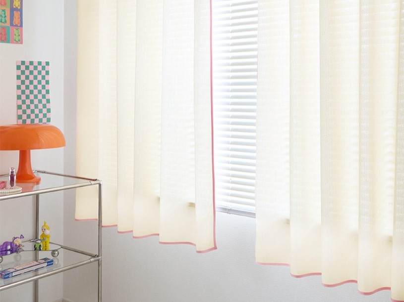 韓国風ポップインテリアに似合うカラフルなバイカラーのレースカーテンと雑貨