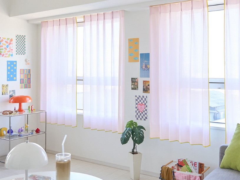 韓国風ポップインテリアに似合うカラフルなバイカラーのレースカーテンと雑貨